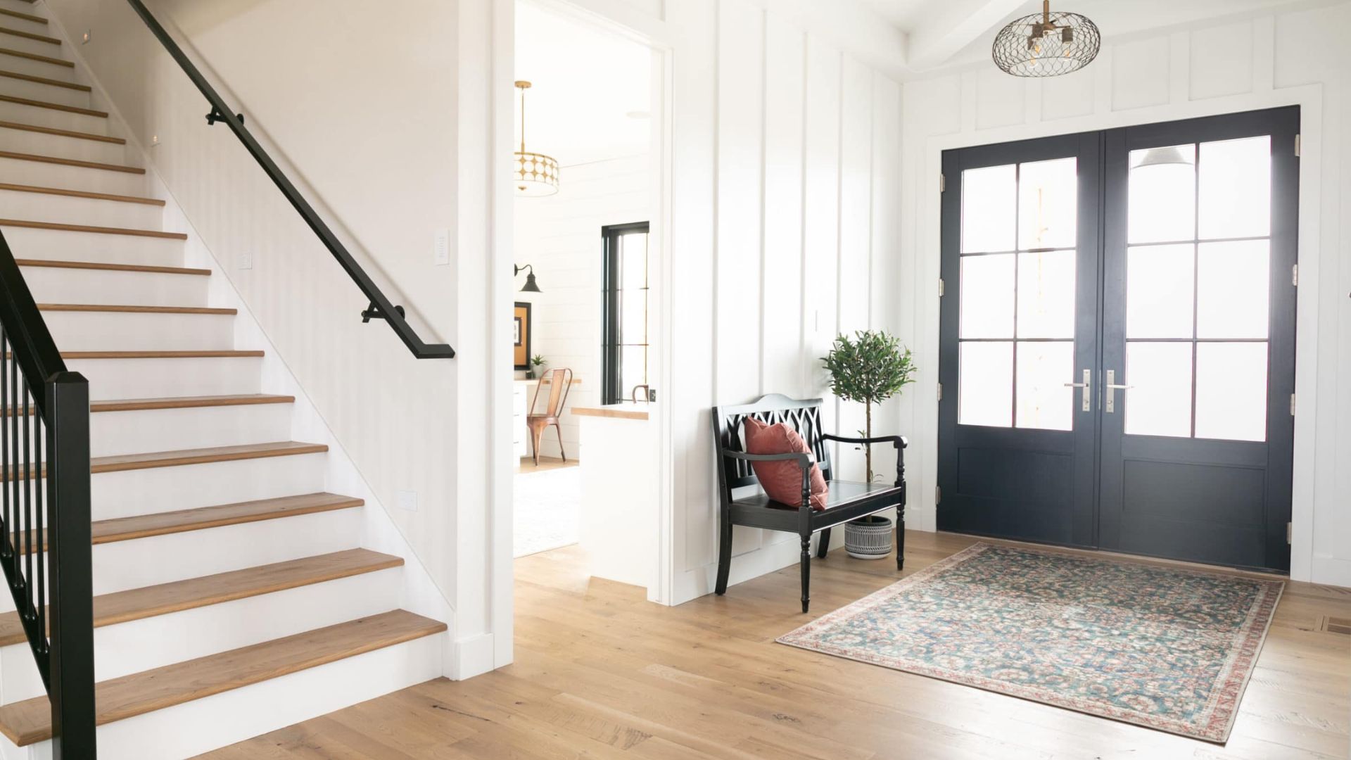 15 Best White Walls Colored Trim Combinations for Interiors - HouseTexture
