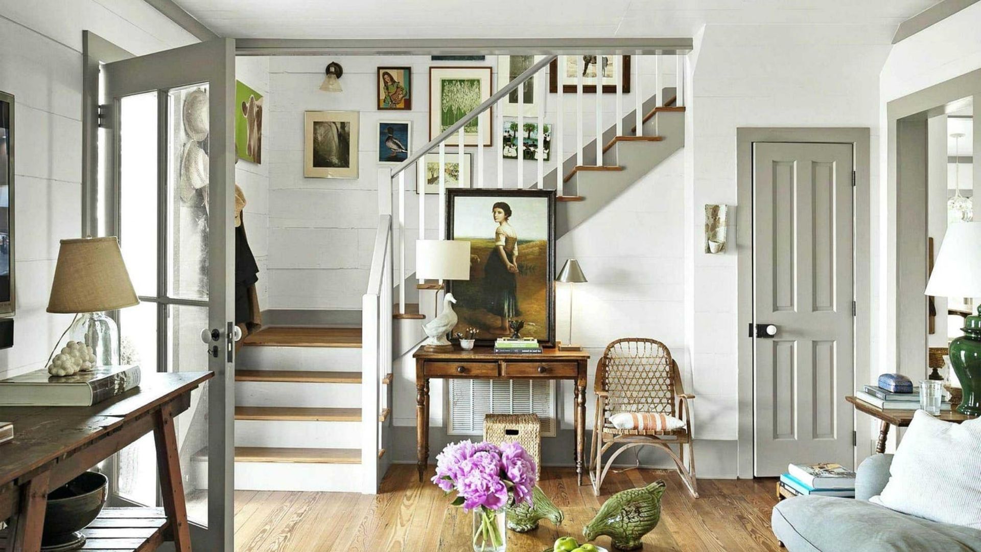 15 Best White Walls Colored Trim Combinations for Interiors - HouseTexture